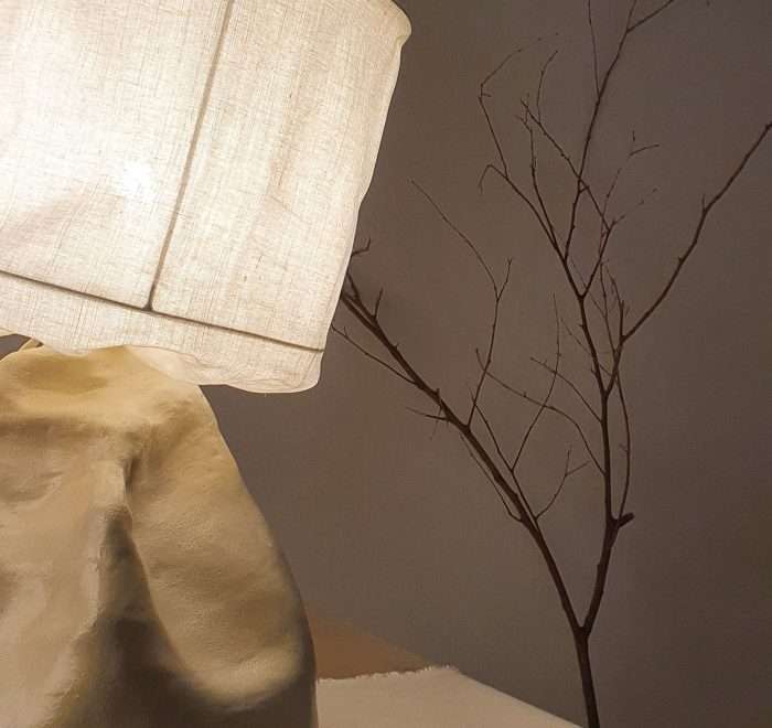 Lampe unique en ceramique blanche cree par des artisans en Tunisie