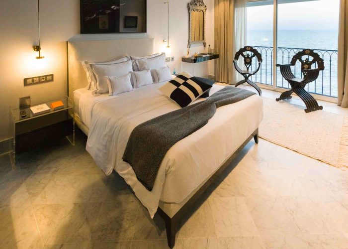 Chambre avec lit queen dans l hotel boutique maison dedine avec vue sur mer et deux chaises syriennes en bois et nacre